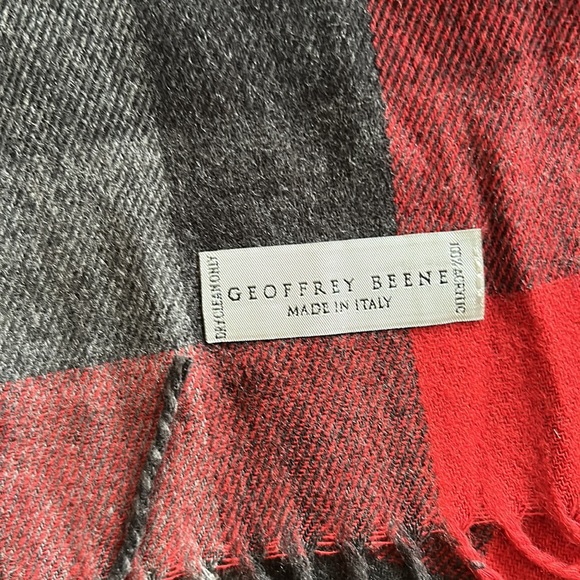 Geoffrey Beene Scarf - Picture 3 of 3